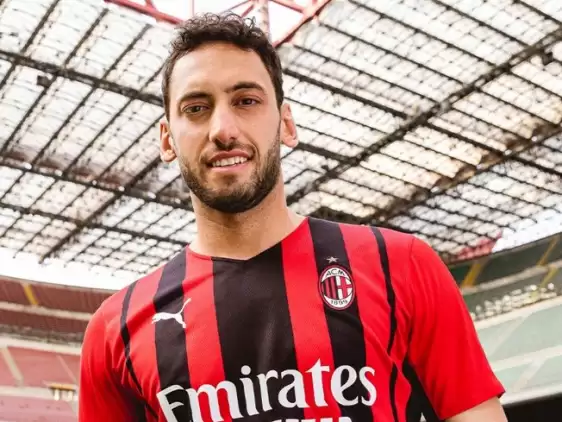 Milan, yeni sezon formasını tanıttı! Hakan Çalhanoğlu...