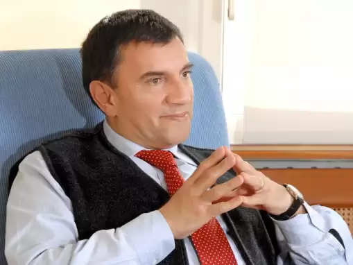 Üstün Dökmen kimdir, kaç yaşında ve ne iş yapar?