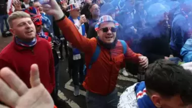 Rangers namağlup şampiyon bitirdi, taraftar direğe tırmandı!