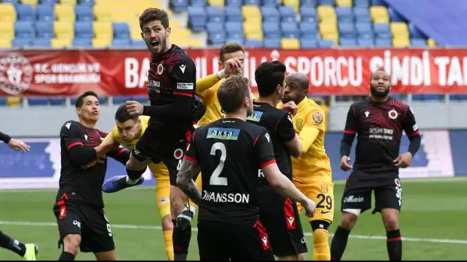 Üç büyükler yarıştı, Beşiktaş el sıkıştı