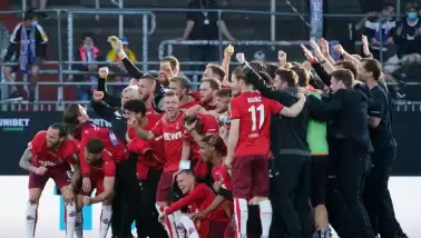 Köln, Bundesliga için savaştı, Holstein Kiel'i darmadağın etti