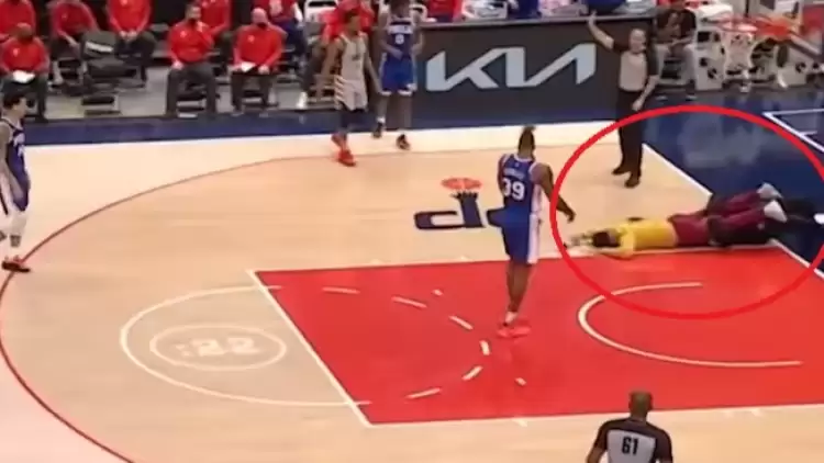 (VİDEO) Maçta taraftar sahaya atladı! NBA'de vakalar bitmiyor...