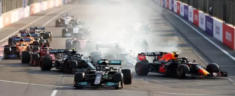 Verstappen ve Hamilton yarış dışı! Olaylı günün galibi Perez