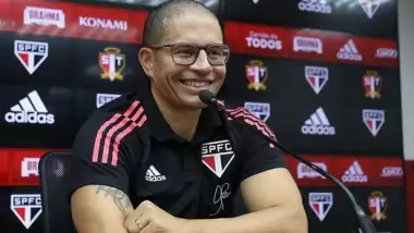 Alex kendi oyuncusuna kırmızı gösterdi!