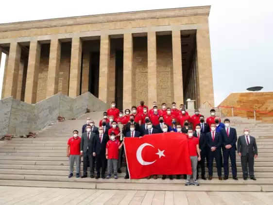 Türkiye ve Avrupa şampiyonu Anadolu Efes, Anıtkabir’de Ata'nın huzurunda