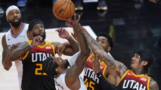 Paul George takımı seride öne taşıdı!