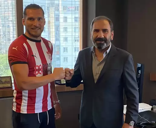 Sivasspor'a yerli sağ bek: 2 yıllık imza attı...