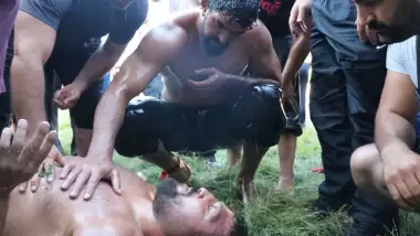 Başpehlivan Recep Kara, İsmail Koç'a karşı tutunamadı: Hastaneye kaldırıldı