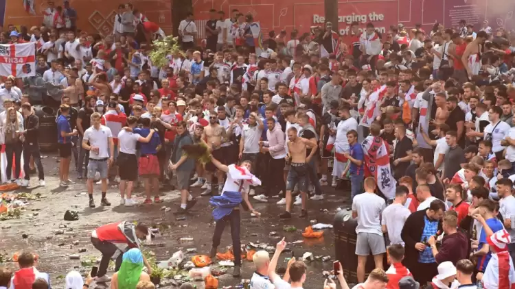 Fanatik İngiliz taraftar grupları Leicester Meydanı'nda çöp yığını oluşturdu