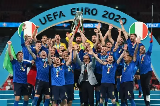 Avrupa Şampiyonu İtalya Milli Takımı'na devlet nişanı 
