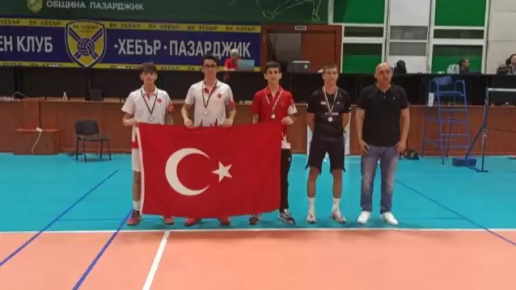 17 Yaş Altı Badminton Milli Takımı'ndan Bulgaristan'da 12 madalya 