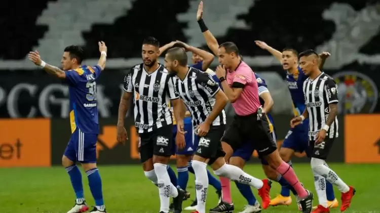 Libertadores Kupası'nda hakemler rehin kaldı! Futbolcular, polisle çatıştı