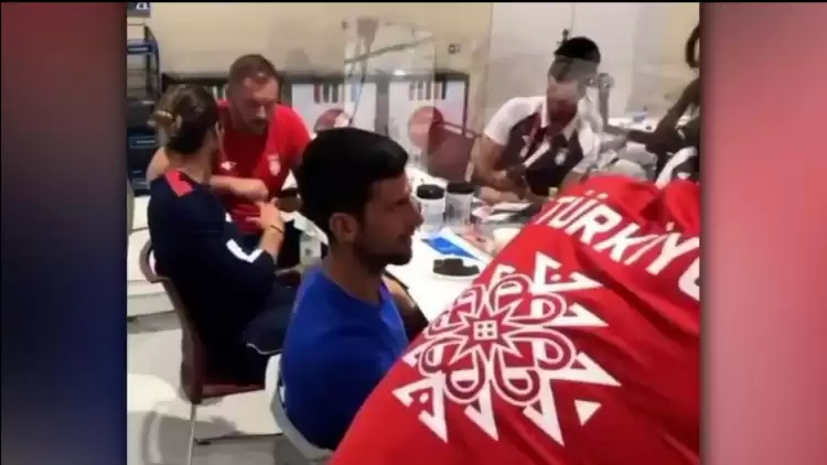 Tenis yıldızı Novak Djokovic, Filenin Sultanları'yla sohbet etti