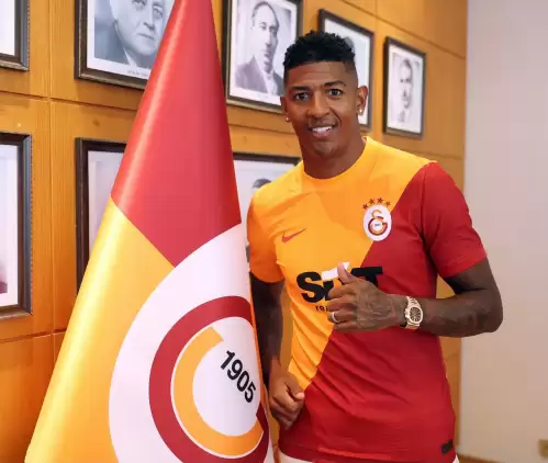 Galatasaray bir transferi daha KAP’a bildirdi! Patrick van Aanholt tamam