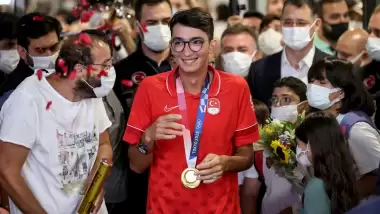 Olimpiyat Şampiyonu Mete Gazoz yurda döndü