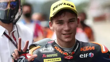 Milli motosikletçi Deniz Öncü’den ilk pole pozisyon!