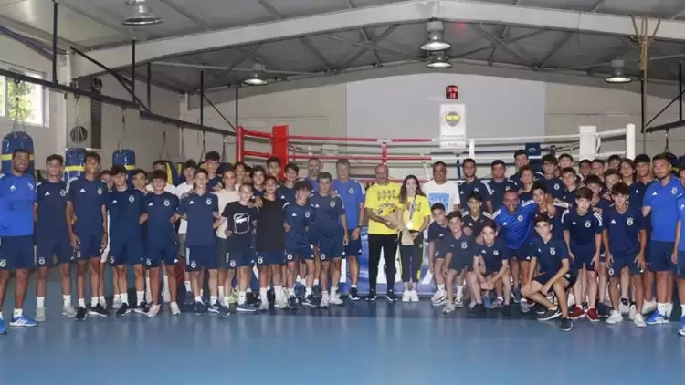  Fenerbahçe'de altyapı futbolcuları, Buse Naz Çakıroğlu ile bir araya geldi