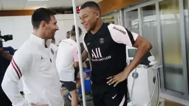 Mbappe, Messi'ye sarıldı ama o detay dikkat çekti!