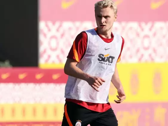 Galatasaray'da yeni transfer Victor Nelsson ilk kez takımla çalıştı