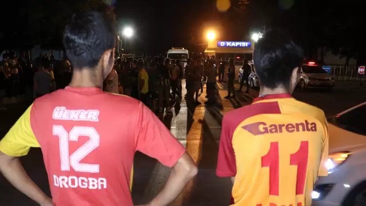 Galatasaray forması giyip Fenerbahçe takımını karşılamasına geldiler