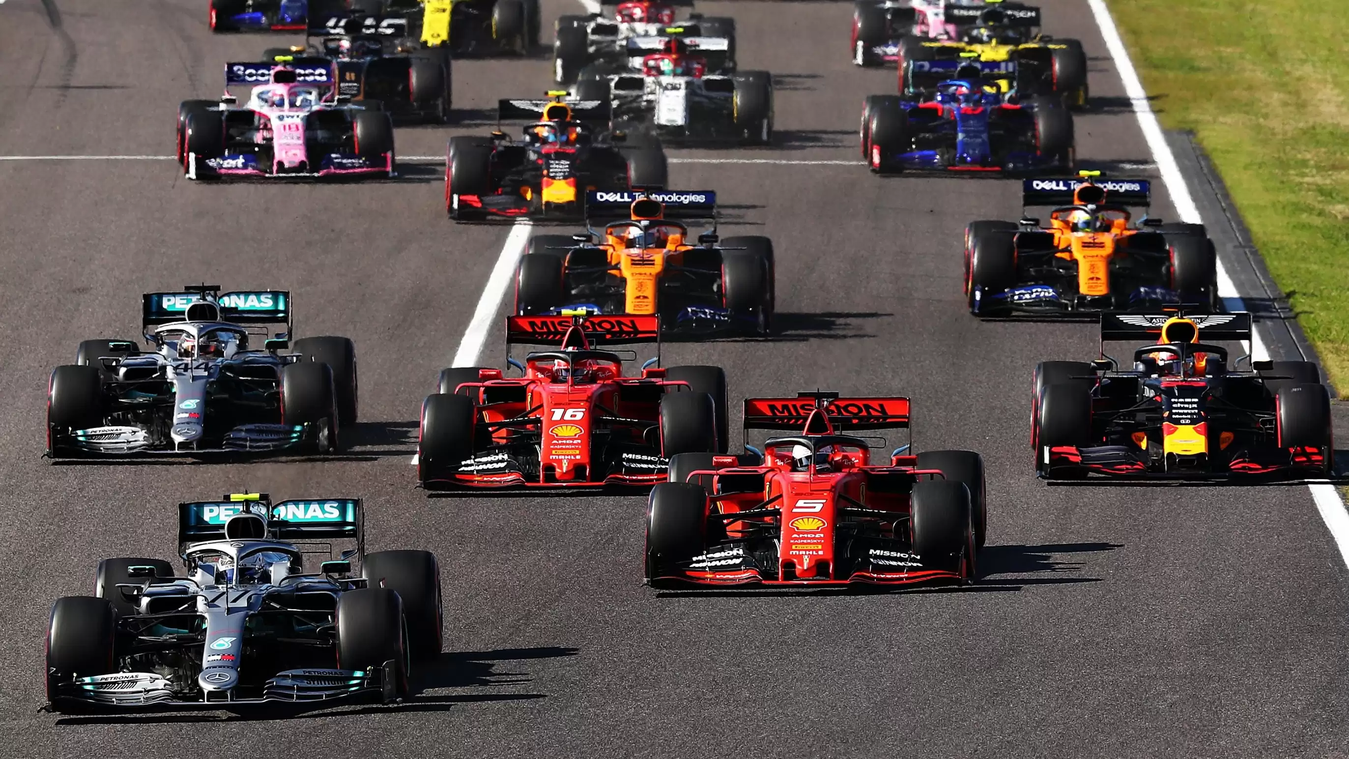 Первый старт формулы 1. F1 старт. Formula 1 гонка. Феррари ф1 2020. Первая гонка формулы 1.