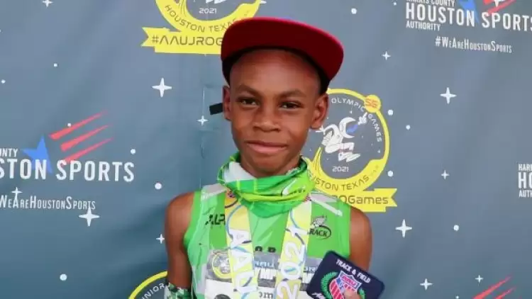 Dünya onu koşuyor! 10 yaşındaki Omar Thomas, 400 metreyi...