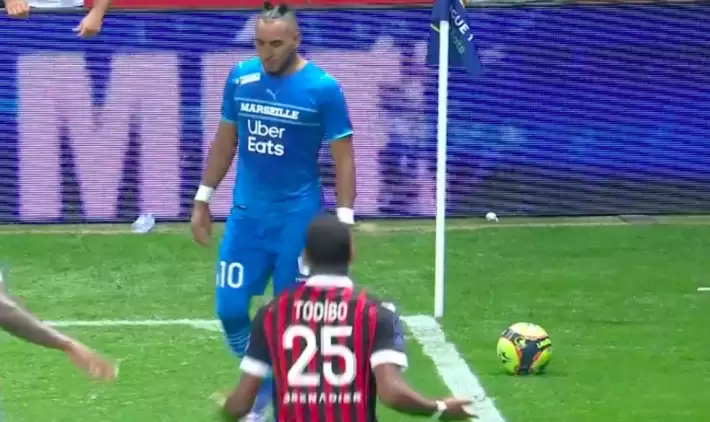 Payet şişeyi tribüne attı, Nice taraftarı sahaya indi!