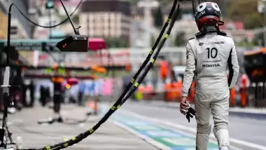 Takımına kızan F1 pilotu, aracını yumrukladı!