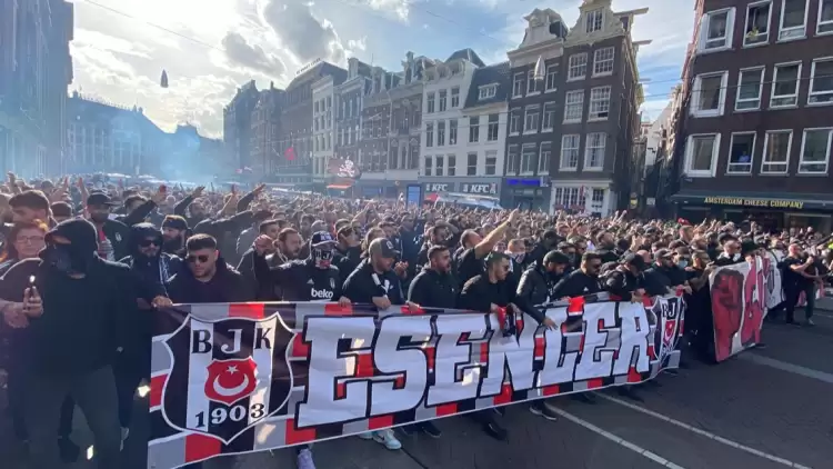 Beşiktaşlı taraftarlar Amsterdam'da takımlarını destekledi