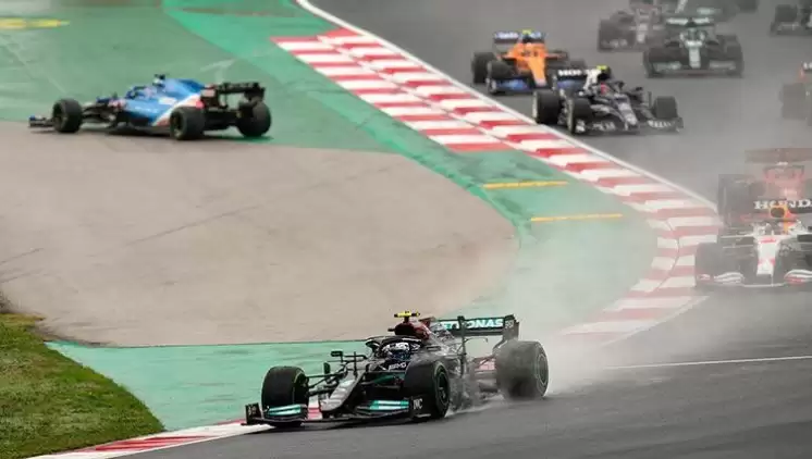 Verstappen, İstanbul Park pistinin kaygan olmasından şikayetçi