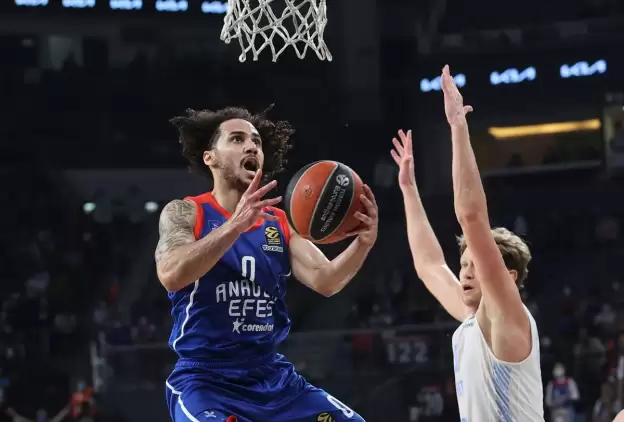 Anadolu Efes evinde Zenit'e teslim oldu