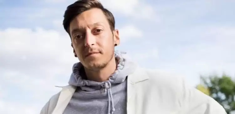 Mesut Özil'den imalı cuma paylaşımı! "Asla birbirinizle..."