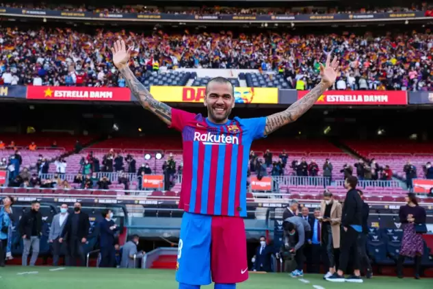 Dani Alves 38 yaşında, 10 bin taraftarın önünde Barça'ya imza attı!