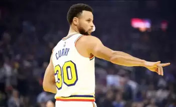 Stephen Curry çıldırdı, kendi rekorunu kırdı!