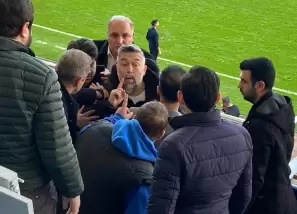 Geri dönmüştü, taraftarla tartıştı! İstifa çağrısı...