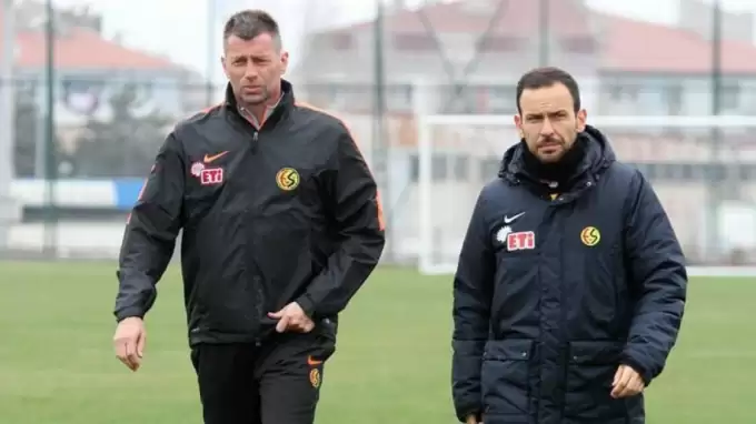 Michael Skibbe resmi imzayı attı! Yardımcısı Türk hoca...