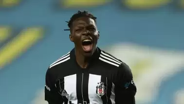 Kadro dışı kalan N'Sakala'nın keyfi yerinde! Şarkı söyleyip...