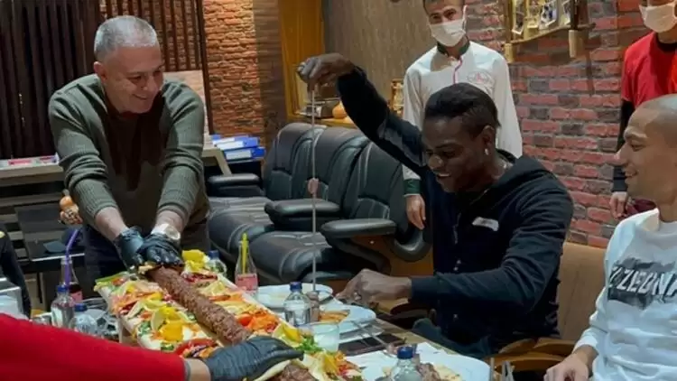 Mario Balotelli ve Gökhan İnler’in kebap keyfi