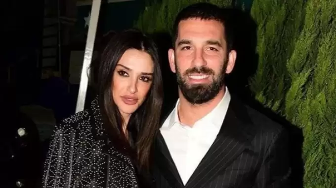 Arda Turan'dan eşi Aslıhan Doğan'a doğum günü şarkısı