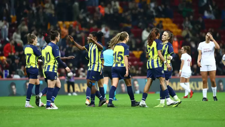 Galatasaray-Fenerbahçe kadın futbol derbisinde spikerden 'adamlar' gafı