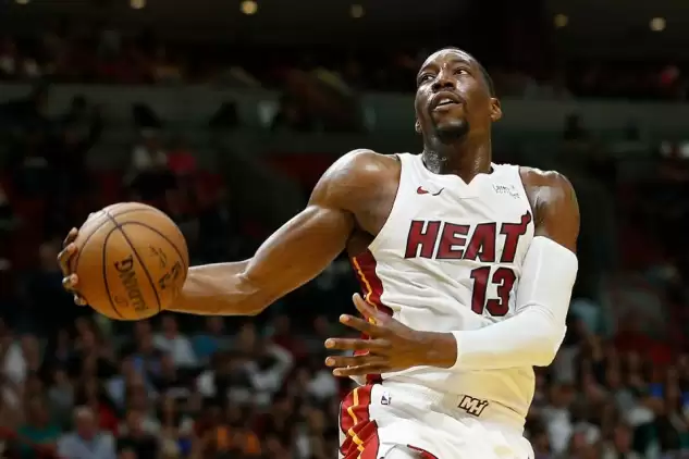 Miami Heat forması giyen Bam Adebayo en az bir ay yok