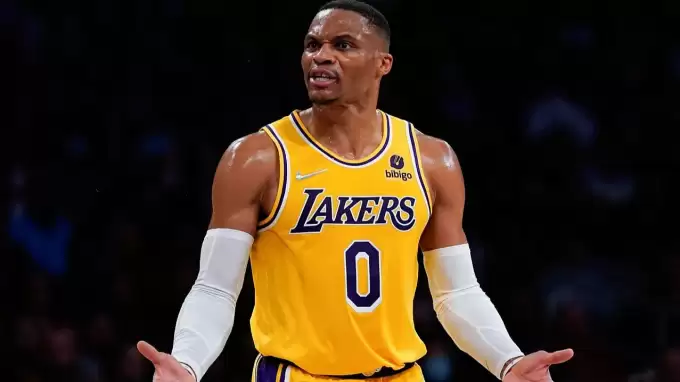 Lakers Westbrook'u takasa açıyor!