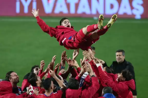 Galibiyet golünü attı, Türkiye'ye böyle veda etti!