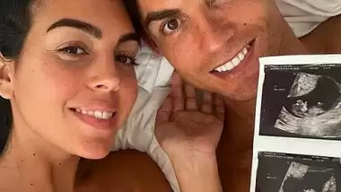 Cristiano Ronaldo ikizlerinin cinsiyetini video ile duyurdu