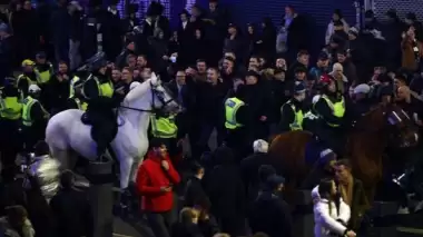 Tottenham ile West Ham taraftarı birbirine girdi! Polis durduramadı...