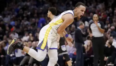 Warriors, Stephen Curry'nin rekor kırdığı maçta kazandı