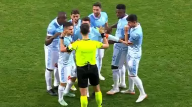 1 dakika içinde 2 kart gördü, maçtan atıldı!