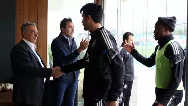 Beşiktaş Başkanı Ahmet Nur Çebi devre arasında soyunma odasına indi