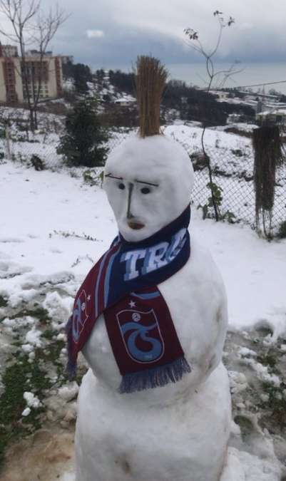 Rize�de ellerinin �zerinde duran kardan adam yapt�lar