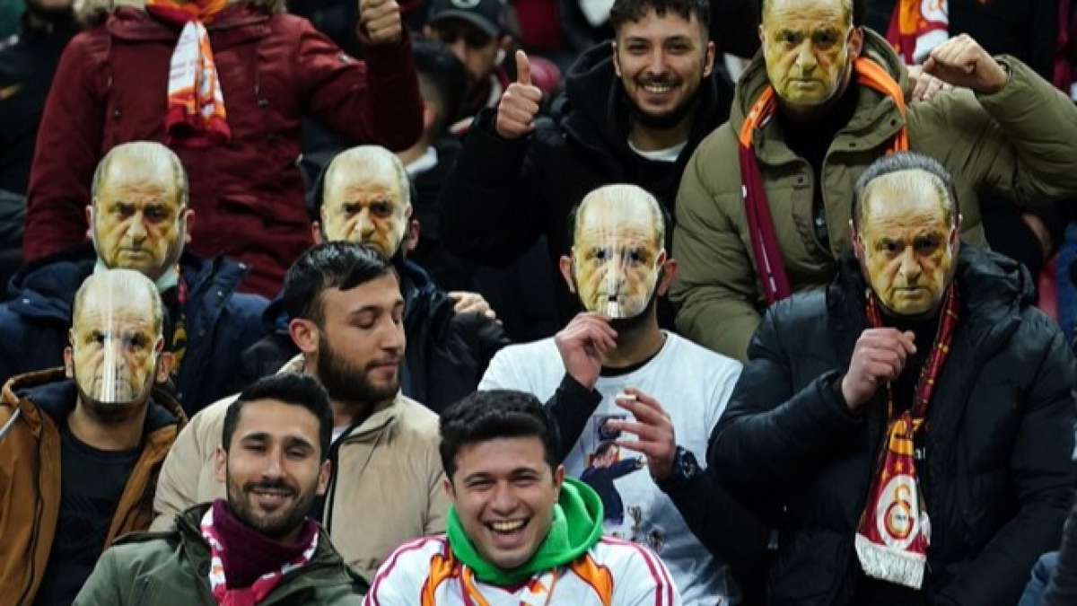 ajansspor: Fatih Terim maskeli taraftarlar NEF Stadyumu'nda